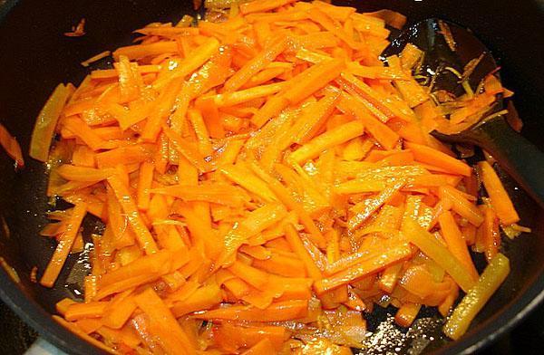 тушить морковь