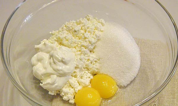 смешать яйца с сахаром и творогом