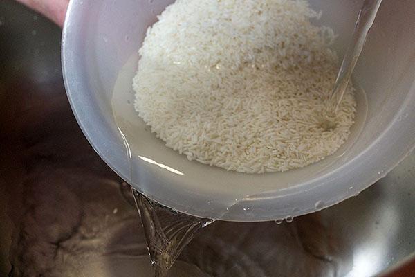 тщательно промыть рис