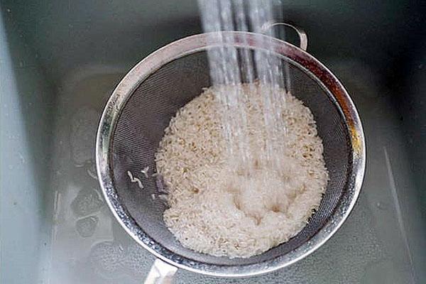 промыть и отварить рис