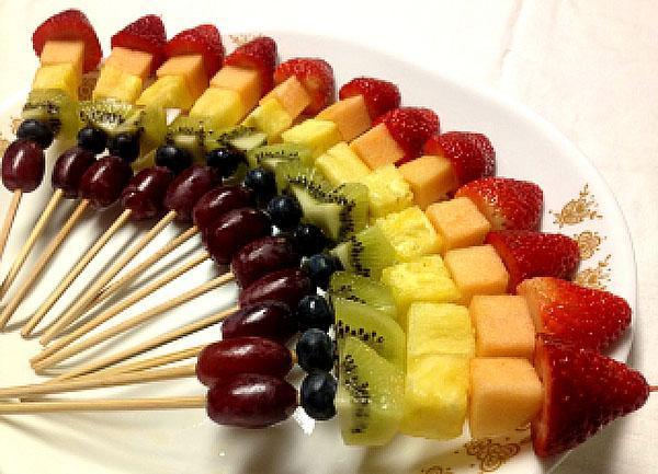 фруктовый десерт на шпажках