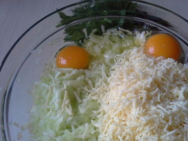 смешать кабачок с яйцами и сыром