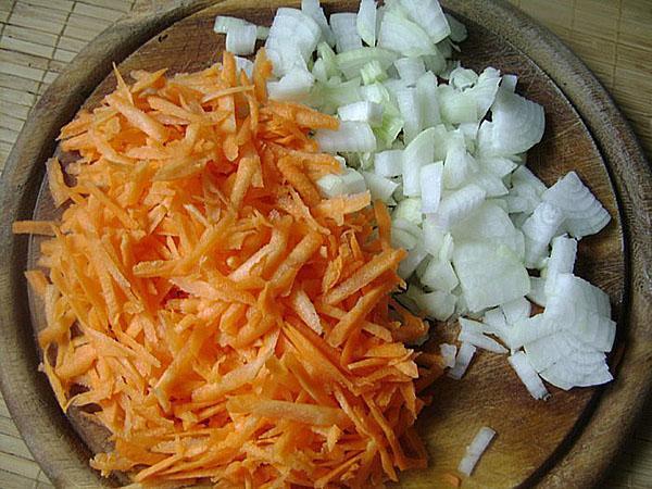 подготовить лук и морковь