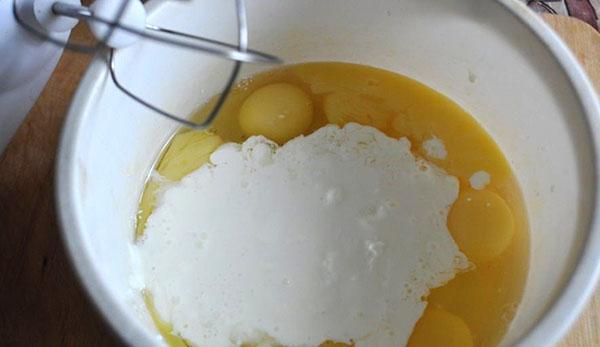 взбить яйца со сливками