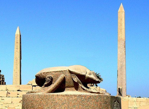 статуя скарабея в Египте