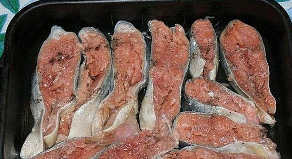 выложить рыбу в форму