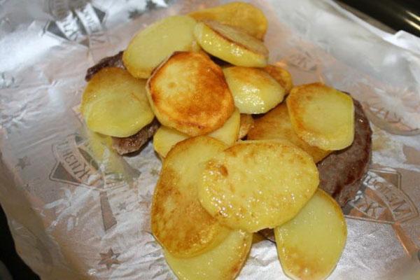на мясо выложить картофель