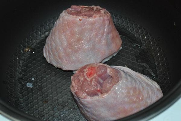 порционные куски мяса выложить в мультиварку
