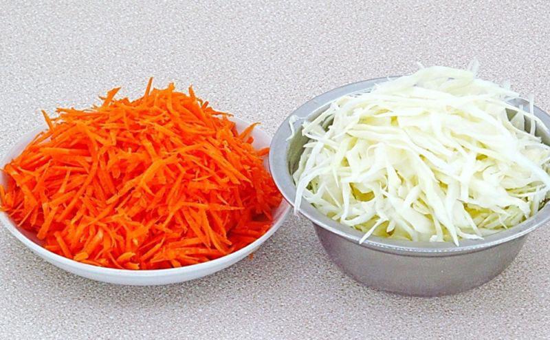 соломкой нарезать морковь и капусту