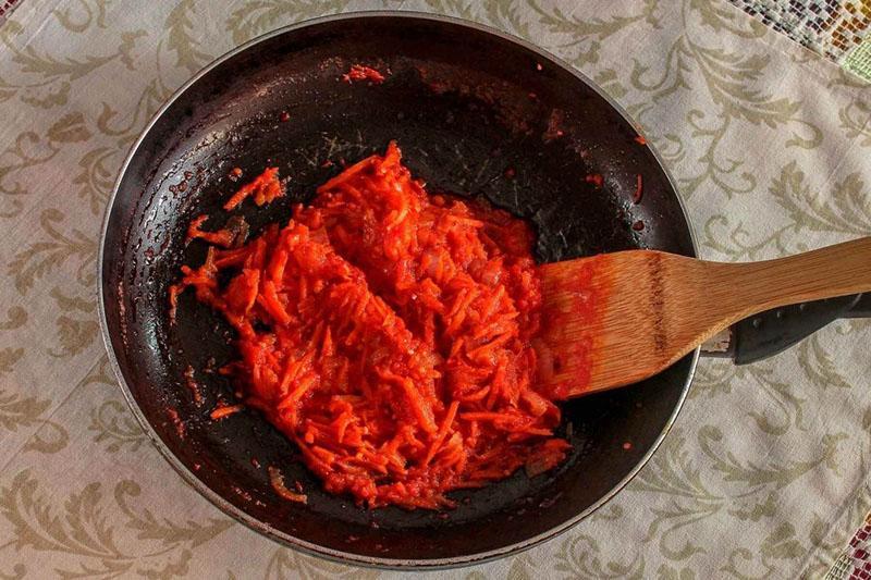тушить лук с томатной пастой