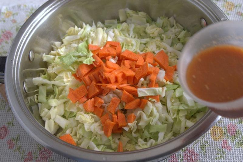 тушить капусту с морковью