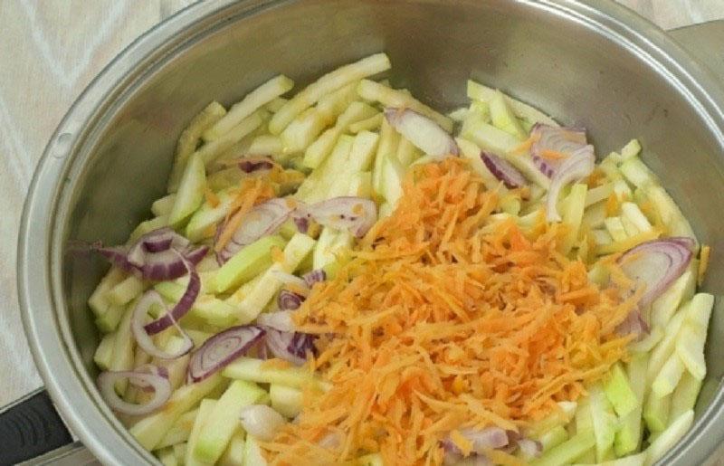 обжарить кабачок с морковью и луком