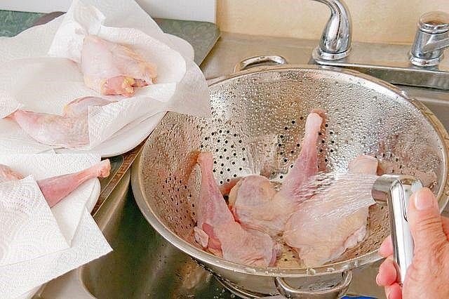 помыть и обсушить куриные ножки