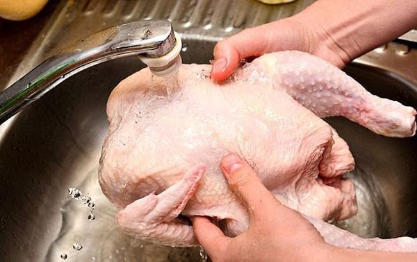 помыть курицу