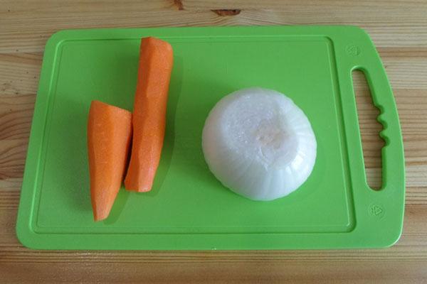 почистить морковь и лук