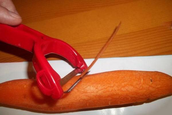 почистить и нарезать морковь