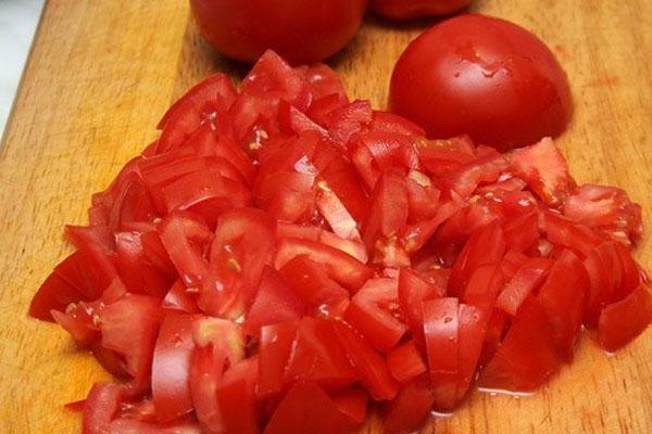 мелко нарезать томаты