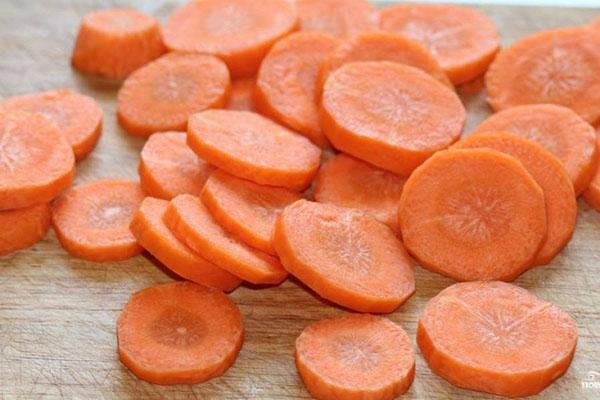 нарезать и потушить морковь