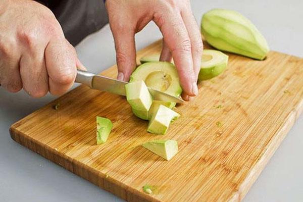 нарезать авокадо