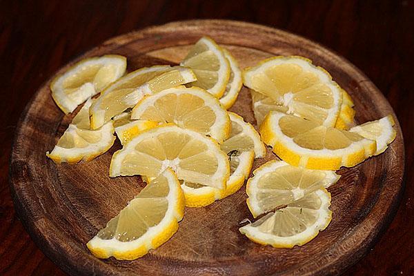 тонко нарезать лимон