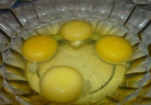 разбить куриные яйца