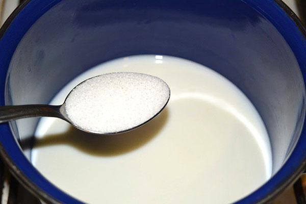 вскипятить молоко с сахаром