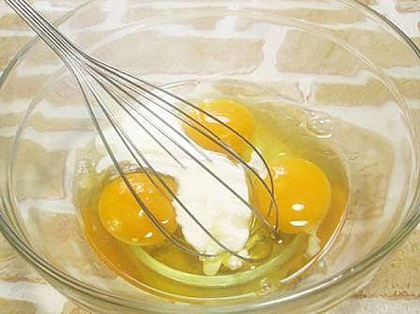 взбить яйца со сметаной