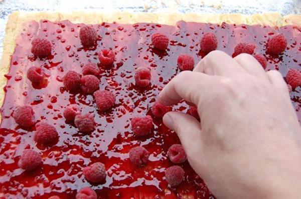 выложить слой свежих ягод