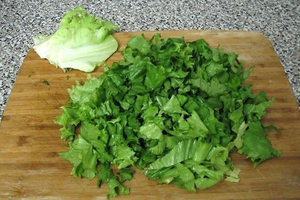 нарезать листья салата
