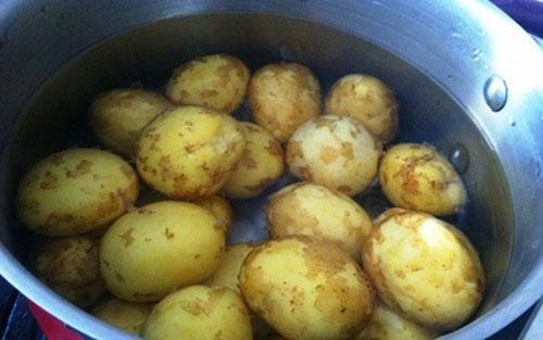 помыть и почистить картофель