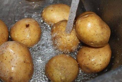 помыть картофель