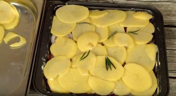 выложить картофель и специи