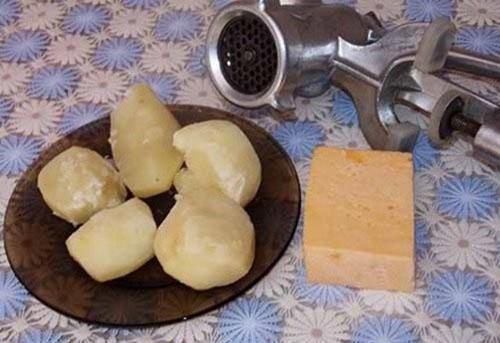 картофель и сыр пропустить через мясорубку
