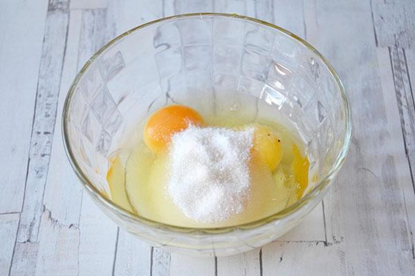 растереть яйца с сахаром