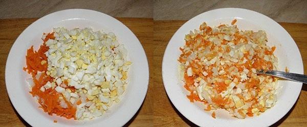 смешать морковь, яйцо и рис