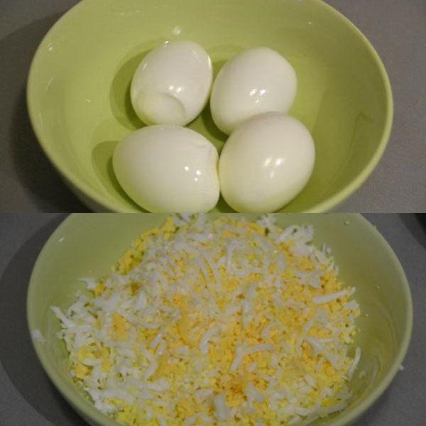 отварить яйца и натереть на терке