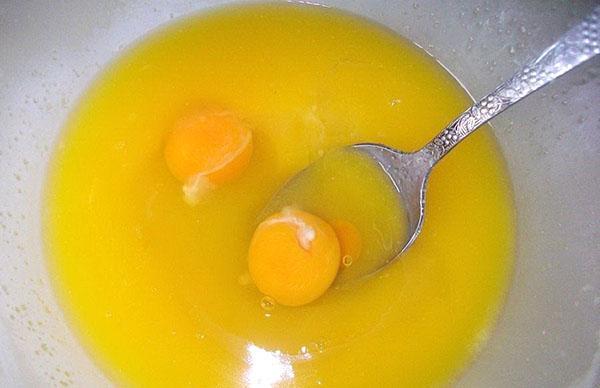 взбиваем яйца с маргарином