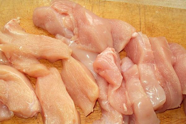 нарезать мясо курицы