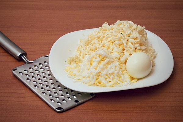 натереть сыр и яйца