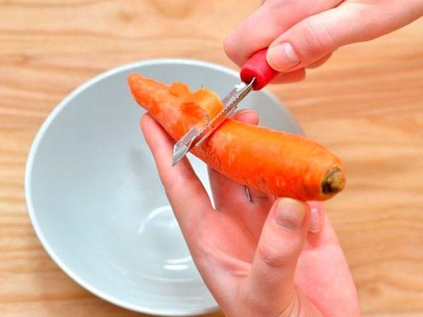 почистить и измельчить морковь