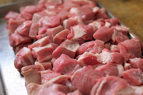 нарезать порционными кусочками мясо