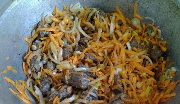 тушить мясо с морковью и луком