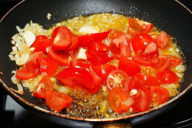 обжарить лук и томаты