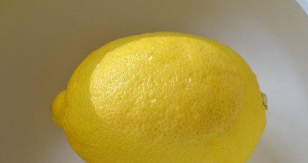 помыть лимон