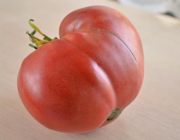 сочный сладкий помидор
