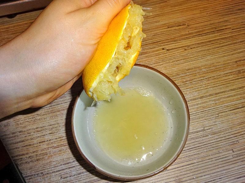 отжать лимонный сок
