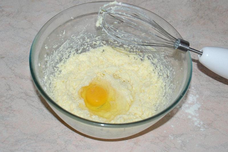 взбить масло с яйцом и сахарной пудрой
