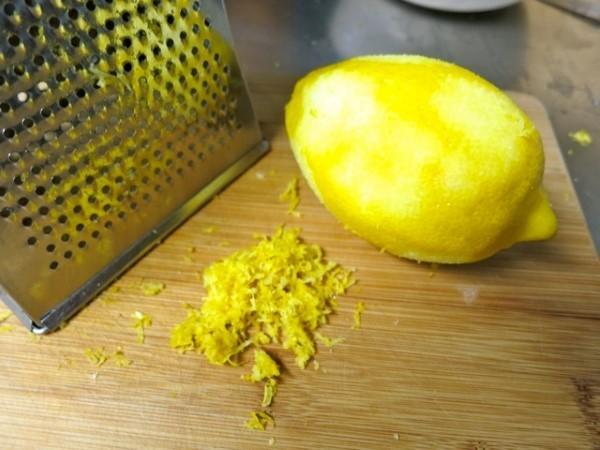 натереть цедру лимона