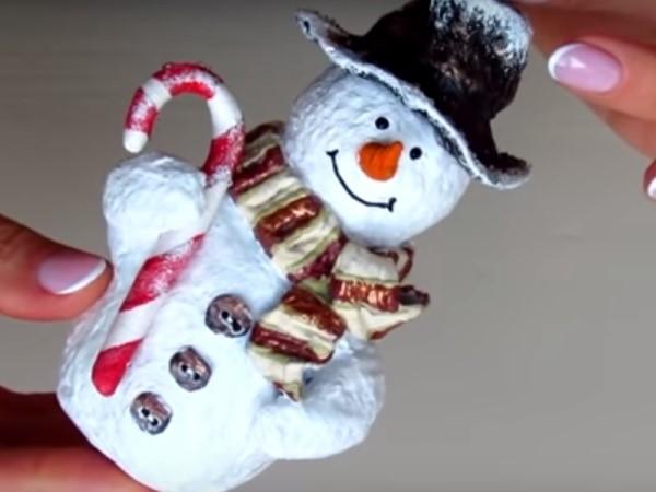 Елочная игрушка снеговик из папье-маше – мастер-класс, видео