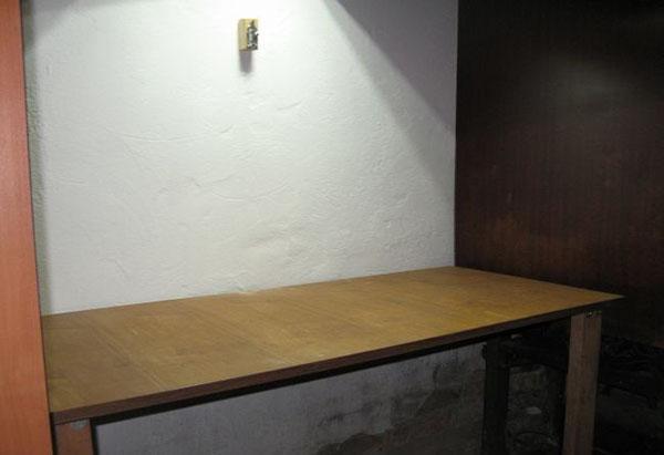 откидной стол в небольшом помещении